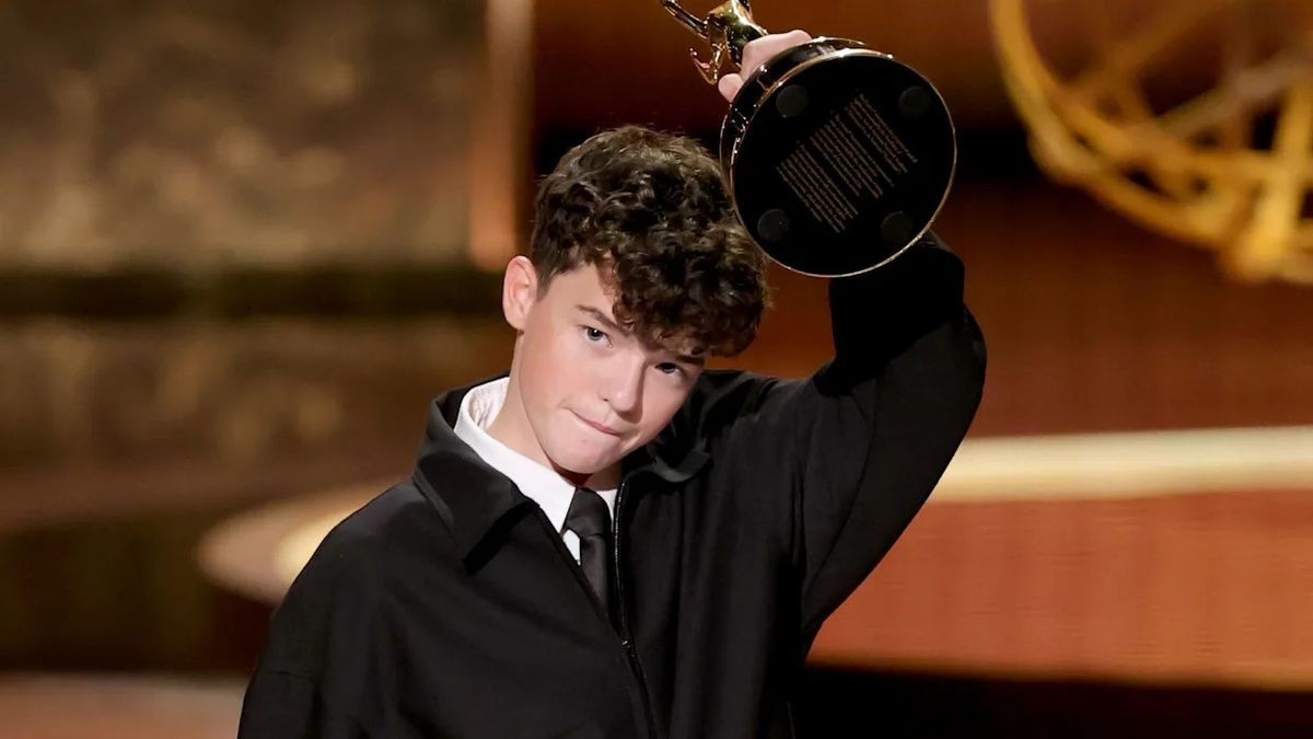 Debutantes como Owen Cooper ganaron grande en los Emmy 2025, mientras que los favoritos quedaron afuera y Hollywood tuvo una noche llena de momentos históricos.