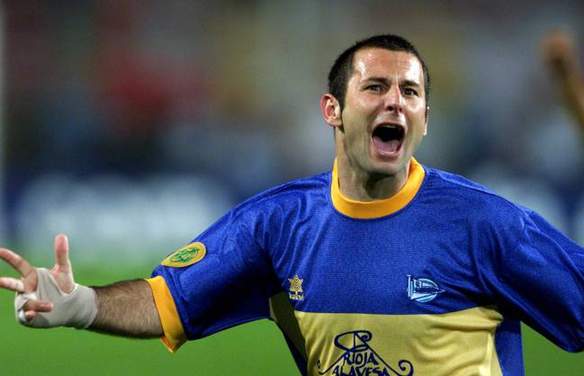 Alavés con la camiseta de Boca Juniors ante el Liverpool en la final de la Europa League de 2001. Alavés con la camiseta de Boca Juniors ante el Liverpool en la final de la Europa League de 2001.