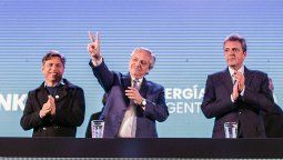 Alberto Fernández junto a Axel Kicillof y Sergio Massa durante la firma de contratos del gasoducto NK.