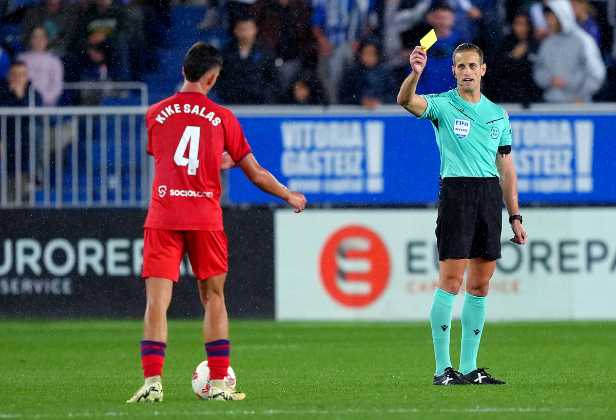 Kike Salas recibiendo una de las tantas amarillas que se hizo sacar a propósito. Kike Salas recibiendo una de las tantas amarillas que se hizo sacar a propósito.