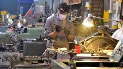 El informe de la UIA advierte que ese sector de la economía enfrenta una competencia desleal frente a la importación de bienes terminados y la pérdida de empleos en el sector.