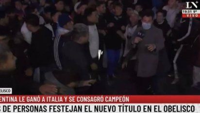 Scaloneta: Le robaron a un movilero de LN+ en vivo
