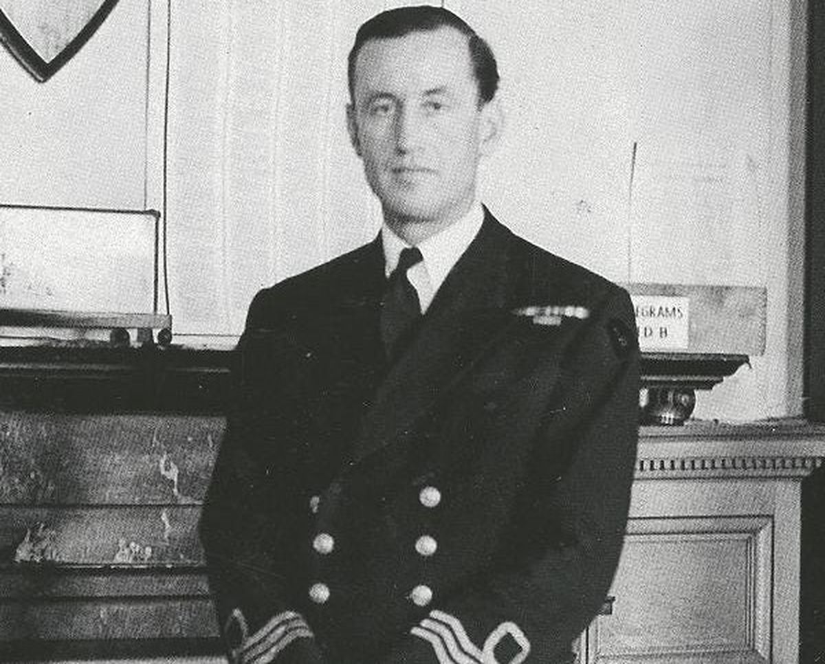 Ian Fleming se preparó para una carrera militar pero terminó trabajando en el servicio de inteligencia británico. Allí, se rodeó de espías y de peligros que lo inspiraron para crear a James Bond. Ian Fleming se preparó para una carrera militar pero terminó trabajando en el servicio de inteligencia británico. Allí, se rodeó de espías y de peligros que lo inspiraron para crear a James Bond.