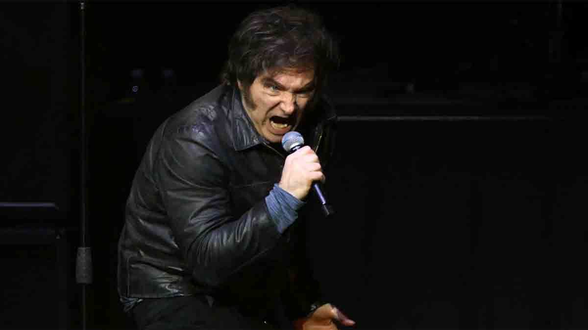 Javier Milei sueña con desarrollar un acto libertario en la cancha de River pero luego cambió de opinión por el estadio de Boca: “Estaría bueno, ¿no?”. Javier Milei sueña con desarrollar un acto libertario en la cancha de River pero luego cambió de opinión por el estadio de Boca: “Estaría bueno, ¿no?”.