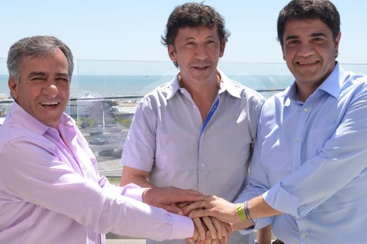 Jesús Cariglino (izq.), permanente negociador, junto a sus pares Gustavo Posse (centro) y Jorge Macri.