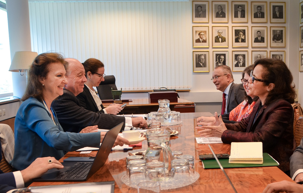 Diana Mondino en una imagen oficial de su gira por Europa este miércoles 18/9 Diana Mondino en una imagen oficial de su gira por Europa este miércoles 18/9