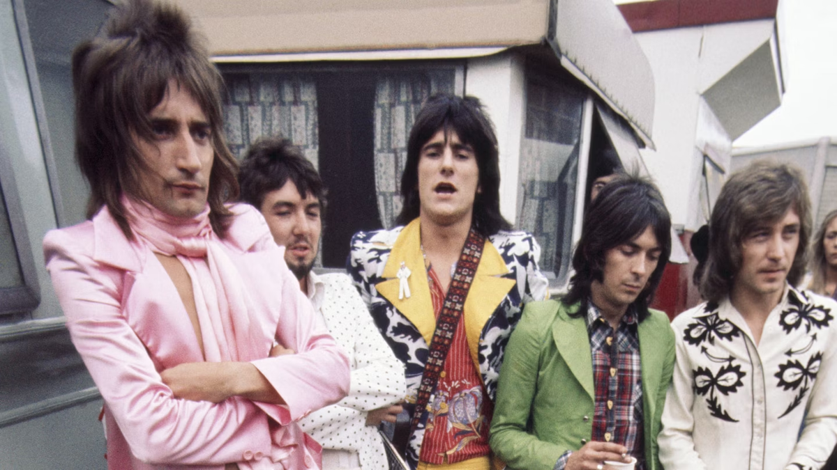 Después de ganar trascendencia con Jeff Beck Group, Rod Stewart llegó a Faces, una banda con un estilo único en la que compaginó su carrera como miembro de un conjunto y su carrera solista. Después de ganar trascendencia con Jeff Beck Group, Rod Stewart llegó a Faces, una banda con un estilo único en la que compaginó su carrera como miembro de un conjunto y su carrera solista.