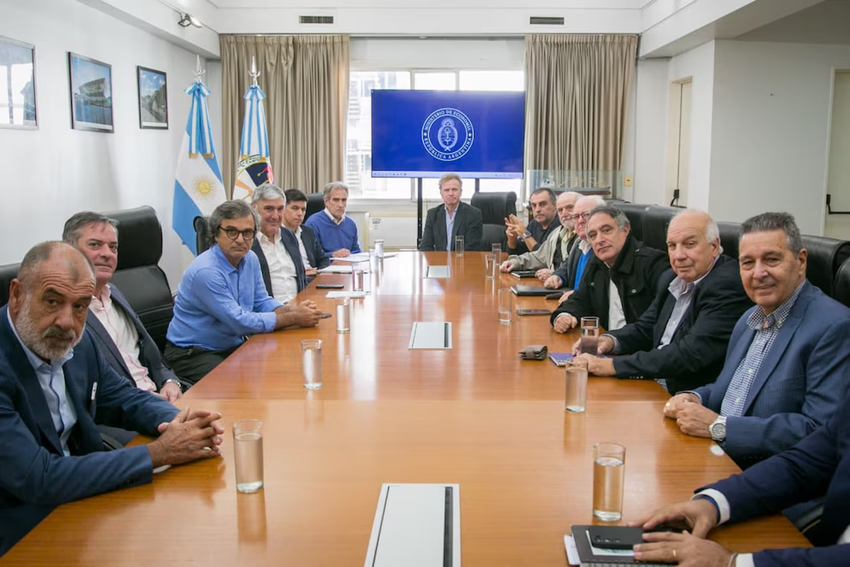 Empresarios de colectivos y autoridades de Transporte en una reunión (Foto: Secretaría de Transporte de la Nación) Empresarios de colectivos y autoridades de Transporte en una reunión (Foto: Secretaría de Transporte de la Nación)