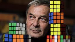 altText(Erno Rubik, el hombre que inventó el juguete más vendido (y complicado) del mundo)}