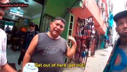 Un youtuber sudafricano se metió en la Villa 31 y casi no sale