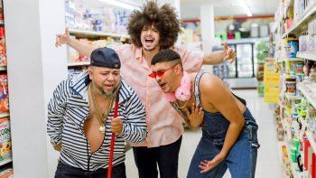 Bad Bunny en un supermercado, durante la grabación de un video junto a PJ Sin Suela y Ñejo. En Argentina, el tema es la inflación. Bad Bunny en un supermercado, durante la grabación de un video junto a PJ Sin Suela y Ñejo. En Argentina, el tema es la inflación.