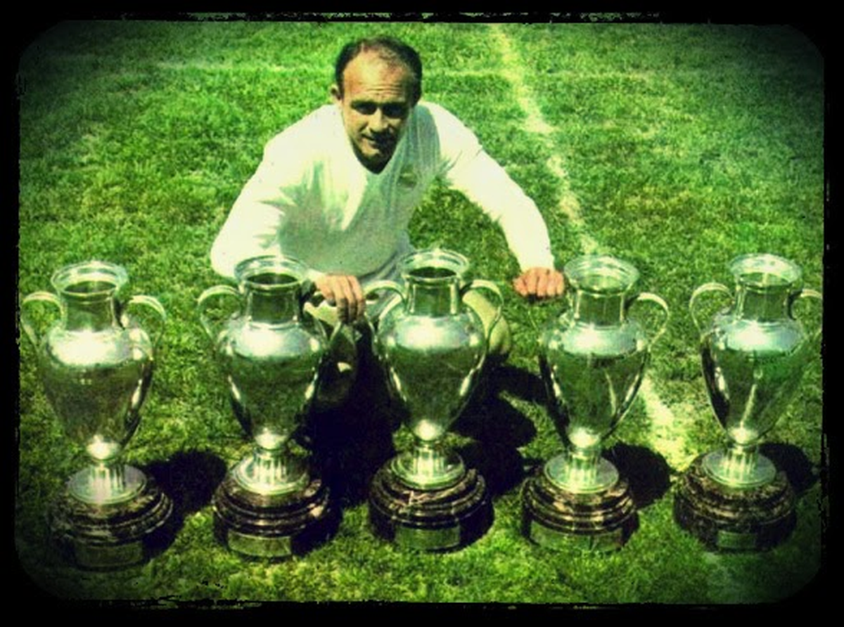 Alfredo Di Stéfano el único argentino en levantar la Champions League en 5 oportunidades. Alfredo Di Stéfano el único argentino en levantar la Champions League en 5 oportunidades.