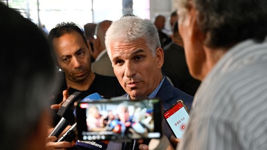 Gobernador Claudio Poggi, obligado a ejecutar recortes.