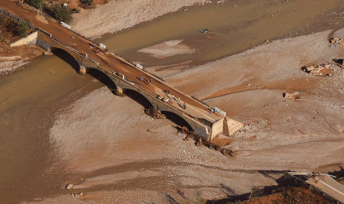 Vista aérea que muestra a varias personas caminando en un área afectada por las inundaciones Vista aérea que muestra a varias personas caminando en un área afectada por las inundaciones
