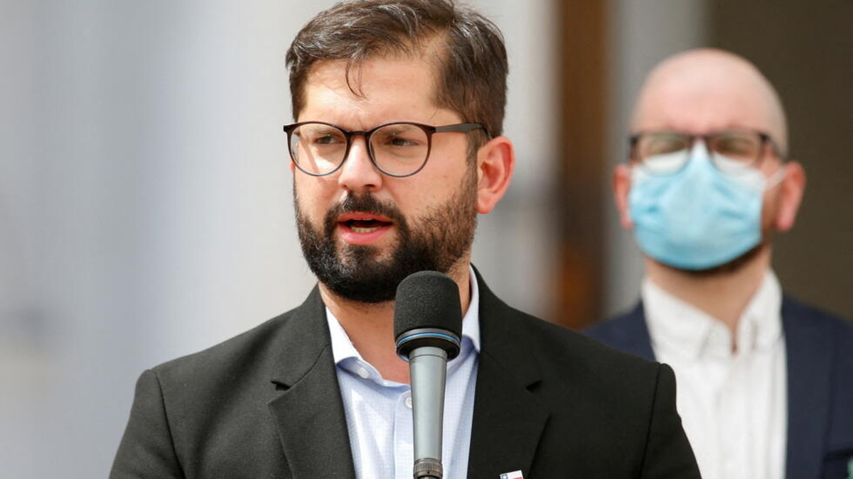 Gabriel Boric no descarta la militarización de las calles. Gabriel Boric no descarta la militarización de las calles.