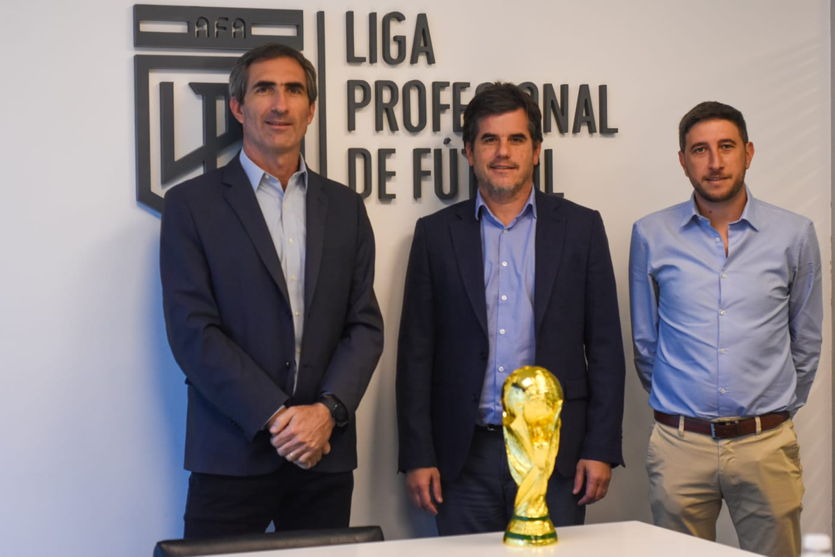 Gonzalo Pérez Corral, Gerente General de JetSMART, Francisco Duarte, CEO en Liga Profesional de Fútbol de AFA (LPF) y Darío Ratinoff, Gerente Comercial de JetSMART se reunieron para firmar el acuerdo. 