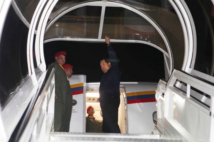 Hugo Chàvez en la escalerilla del avión. (Foto Presidencia de Venezuela).