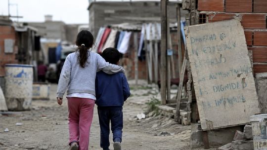 Pobreza infantil: Las consecuencias invisibles que golpean de lleno a los niños argentinos.