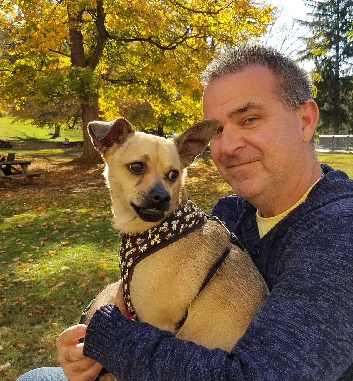William Morrison, de 53 años, con su amado perro después de que terminó el ensayo clínico