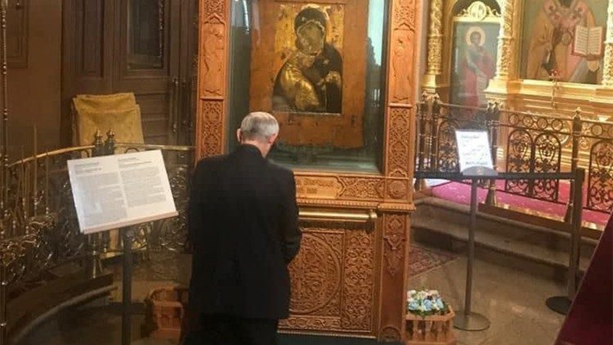 El cardenal Zuppi reza, tal vez por la paz, ante el icono de la Madre de Dios de Vladimir en Moscú.