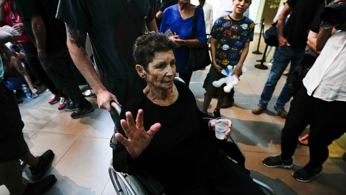 Yocheved Lifshitz, en el hospital de Ichilov en Tel Aviv, tras ser liberada por Hamas. Yocheved Lifshitz, en el hospital de Ichilov en Tel Aviv, tras ser liberada por Hamas.