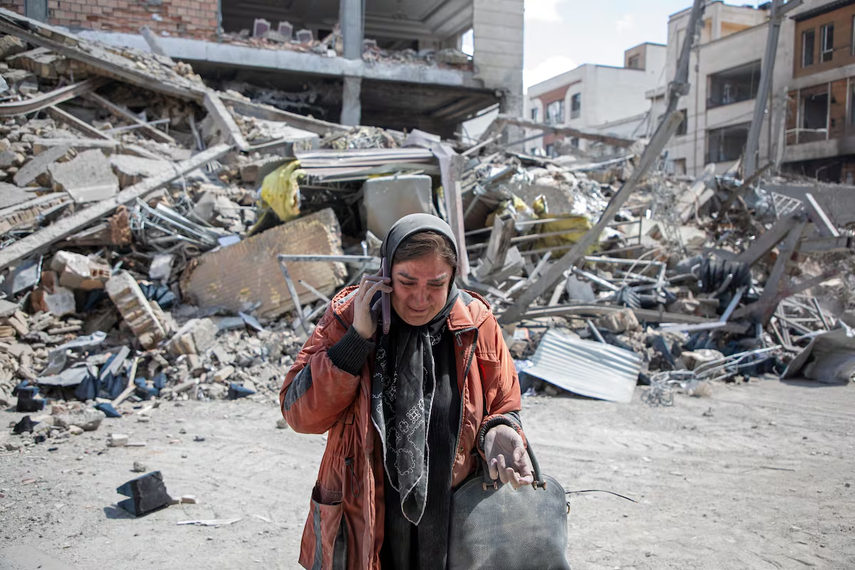 Una residente llora mientras habla por teléfono frente a un edificio bombardeado este lunes en Teherán. | MAJID SAEEDI (GETTY IMAGES) Una residente llora mientras habla por teléfono frente a un edificio bombardeado este lunes en Teherán. | MAJID SAEEDI (GETTY IMAGES)