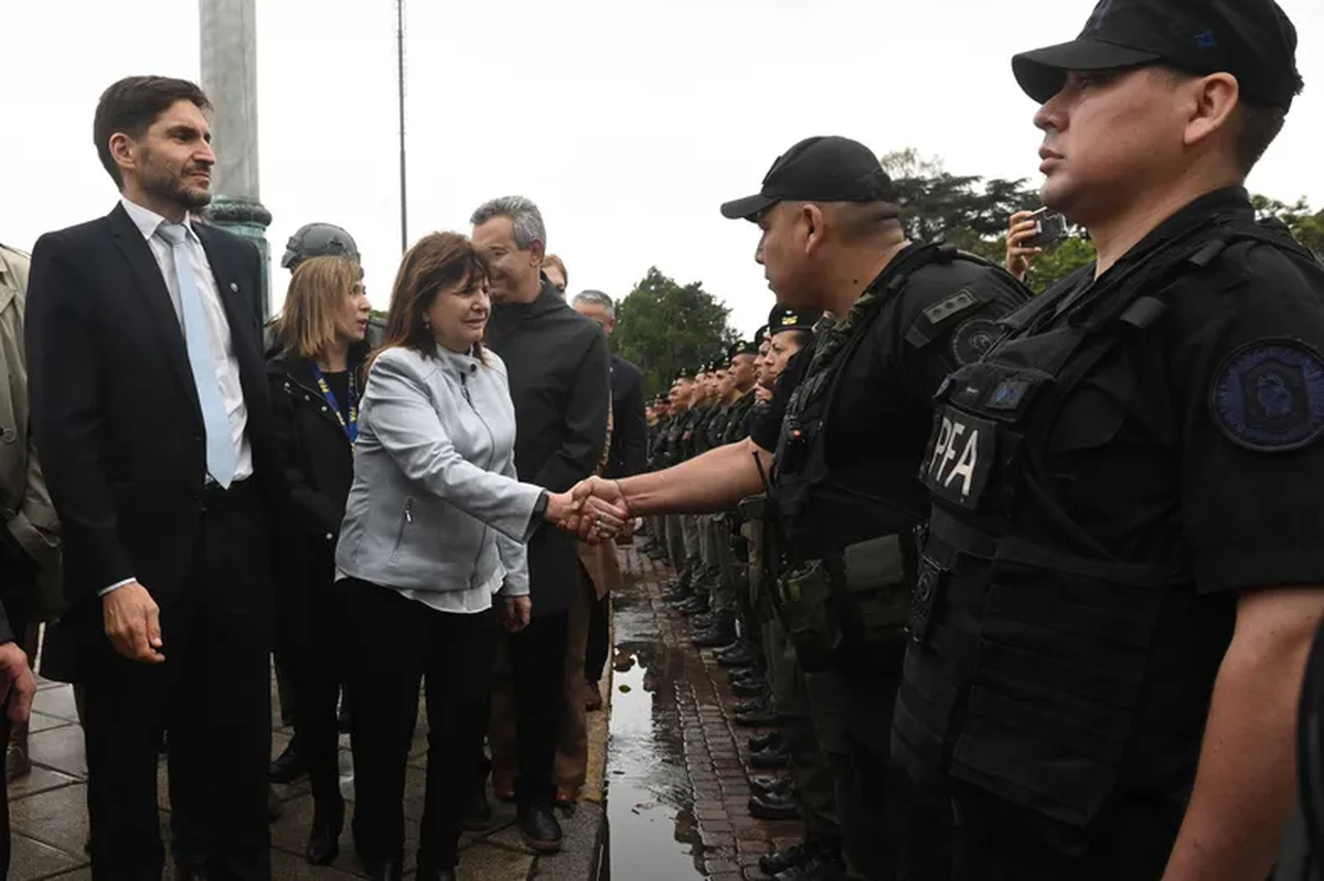 "Tenemos que terminar con el hormiguero, no agarrar hormiga por hormiga, porque así no ganamos nunca", señaló Bullrich. "Tenemos que terminar con el hormiguero, no agarrar hormiga por hormiga, porque así no ganamos nunca", señaló Bullrich. 