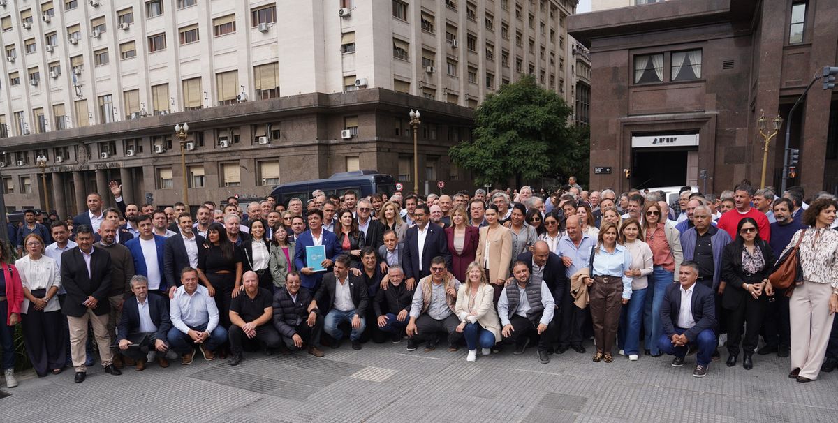 Intendentes municipales en Plaza de Mayo. Detrás, a su izq., el Ministerio de Economía. Comienza la presión. Intendentes municipales en Plaza de Mayo. Detrás, a su izq., el Ministerio de Economía. Comienza la presión.