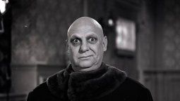 Jackie Coogan personificando al Tío Lucas en la serie de los 60s Los locos Addams.&nbsp;