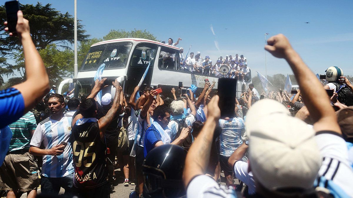 La Selección Argentina campeona del mundo en Qatar 2022 sobrevoló la ciudad de Buenos Aires y regresó al predio de Ezeiza. (Foto: Noticias Argentinas)