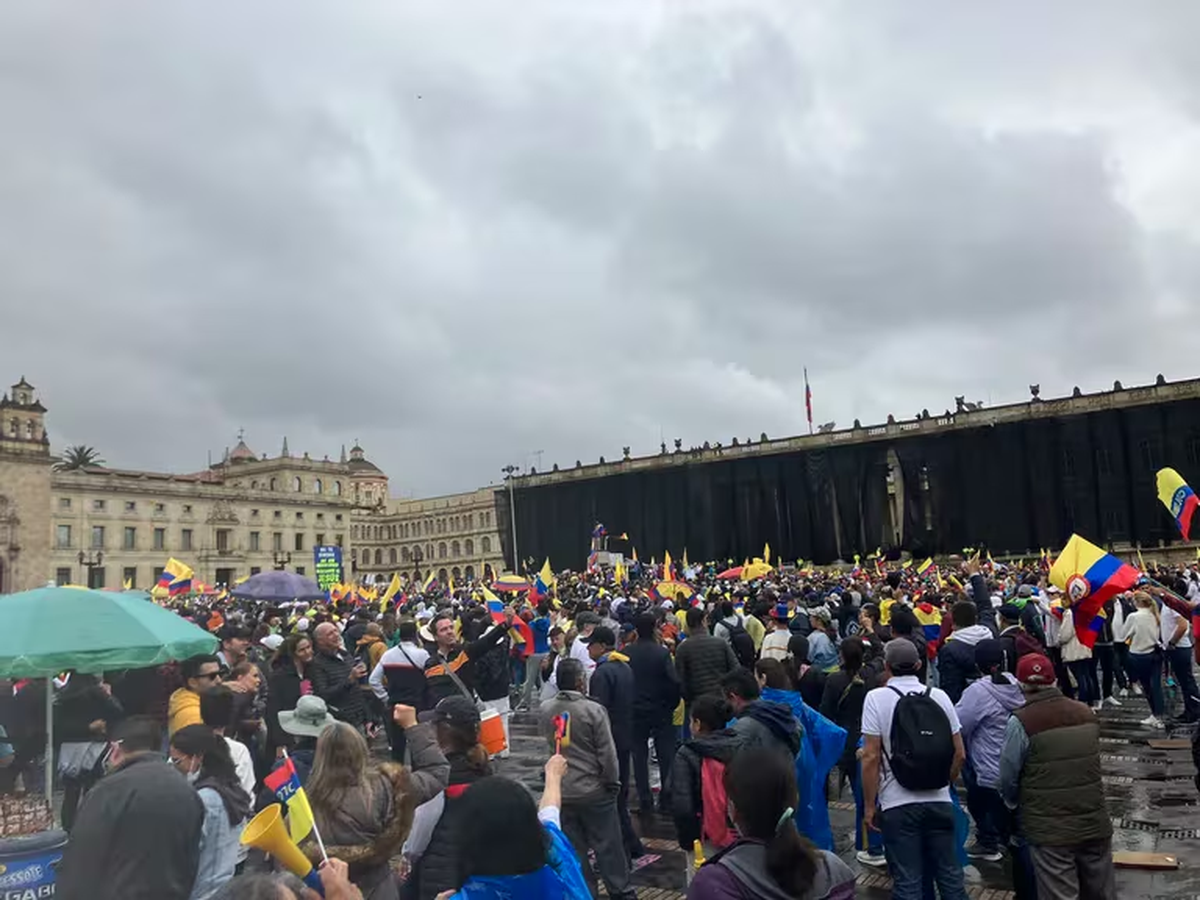 Miles de personas se congregan para protestar en la Plaza de Bol&iacute;var en Bogot&aacute;.