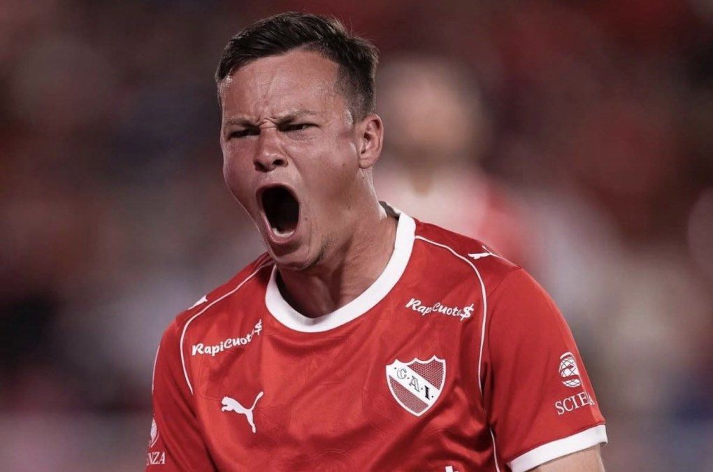 Abaldo puso el 1-0 para Independiente con una tremenda rosca.