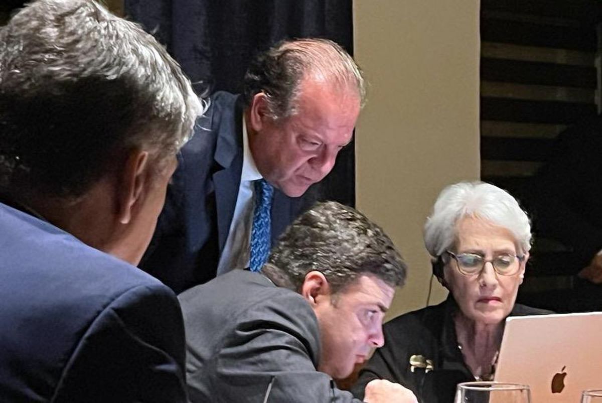 Wendy Sherman en Santo Domingo, junto a Ricardo Zuñiga, evaluando algunos datos que le solicitó a Sergio Massa.