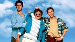 En ‘Fin de semana de locura’ (‘Weekend at Bernie’s), 2 empleados intentan convencer a todo el mundo de que su jefe muerto está vivo animándolo como a una marioneta, Javier Milei quiere hacer lo mismo… pero con el kirchnerismo. En ‘Fin de semana de locura’ (‘Weekend at Bernie’s), 2 empleados intentan convencer a todo el mundo de que su jefe muerto está vivo animándolo como a una marioneta, Javier Milei quiere hacer lo mismo… pero con el kirchnerismo.