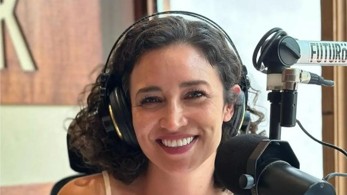 La periodista Julia Mengolini cruzó a Tomás Dente al aire y dejó pagando a Javier Milei tras una foto en Buquebus, un tuit venenoso y un RT presidencial.