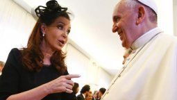 CFK purificada: Toda de blanco y con un rosario que