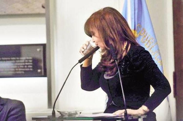 La Presidente quedó disfónica por dar órdenes.