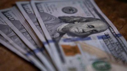 El dólar vuelve a romper cómodamente los $1.300
