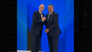 La foto que más esperaba el presidente de la Comisión de Reglas de Juego de FIFA