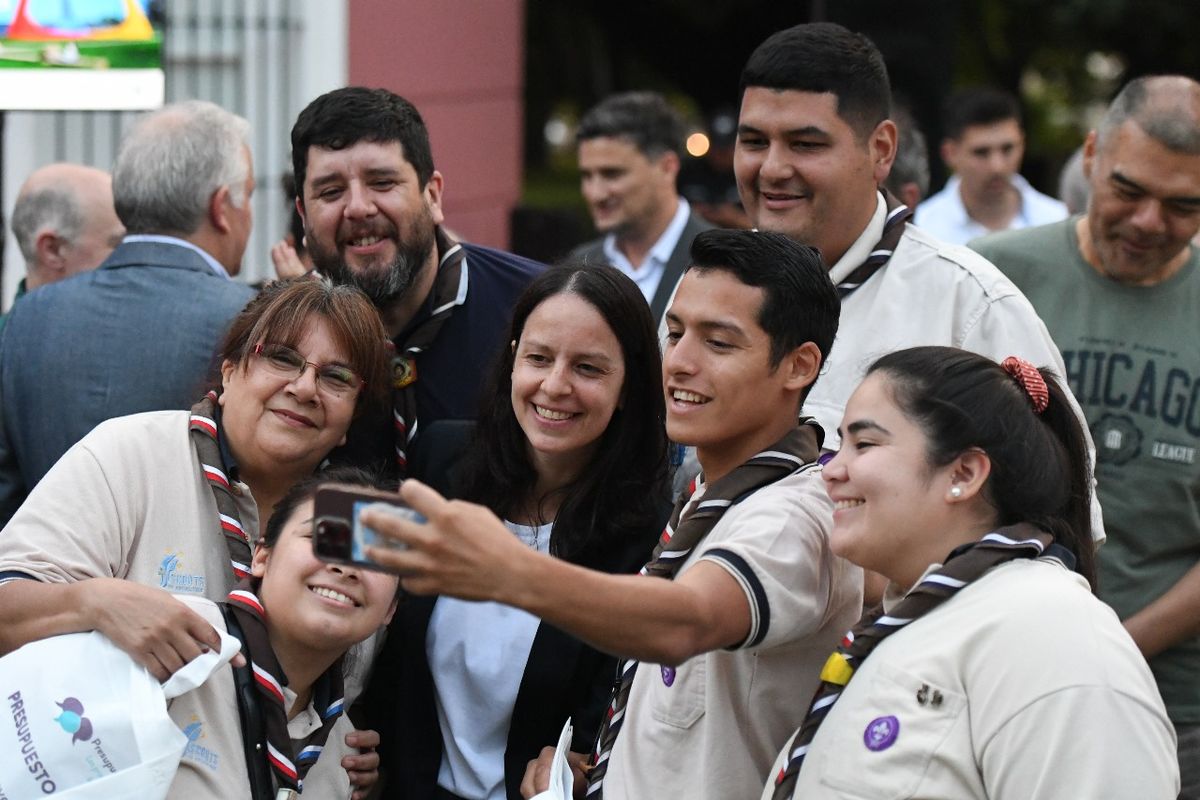 Soledad Martínez con un grupo Scout de la comuna Soledad Martínez con un grupo Scout de la comuna