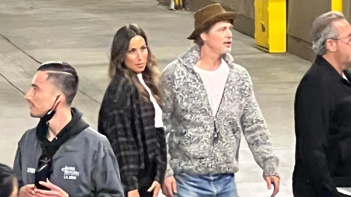 Brad Pitt junto a su nueva novia. Foto: The Grosby Group