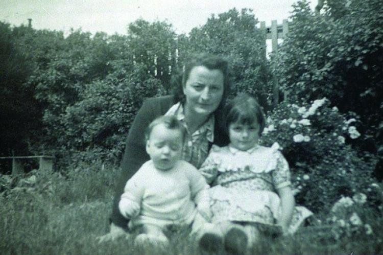 Foto de infancia: Néstor Carlos Kirchner junto a su madre María Juana Ostoic y a su hermana mayor, Alicia.