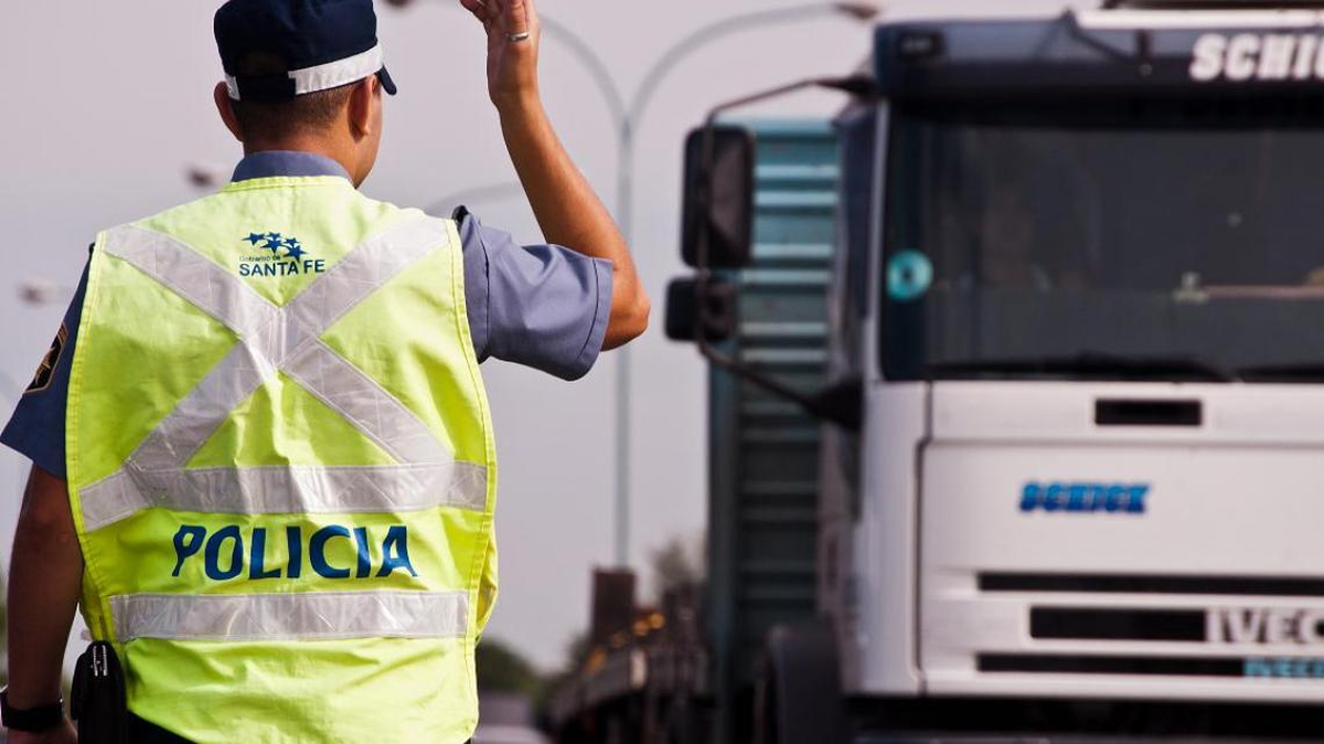 Los conductores profesionales de transportes de pasajeros y de carga deberán tramitar la nueva licencia interjurisdiccional. Los conductores profesionales de transportes de pasajeros y de carga deberán tramitar la nueva licencia interjurisdiccional.
