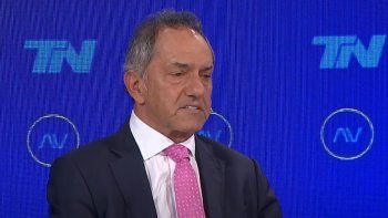 Daniel Scioli pasó el miércoles por TN para ratificar su precandidatura y defender las PASO que el kirchnerismo y el massismo no quieren. Daniel Scioli pasó el miércoles por TN para ratificar su precandidatura y defender las PASO que el kirchnerismo y el massismo no quieren.