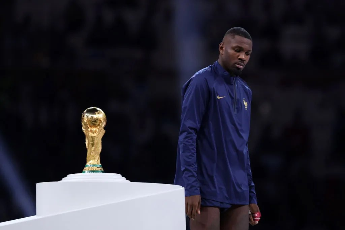 Marcus Thuram, pasa al lado de la Copa del Mundo y no la quiere ni mirar. Marcus Thuram, pasa al lado de la Copa del Mundo y no la quiere ni mirar.
