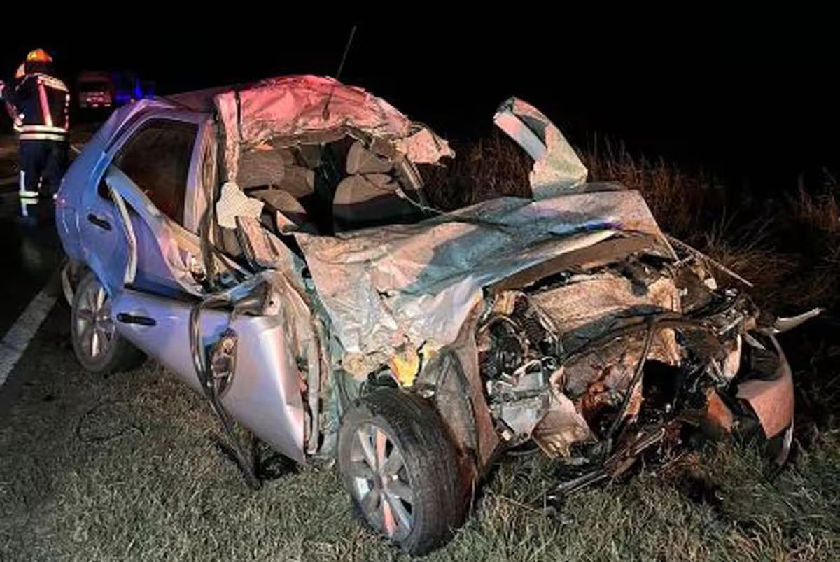 Así quedó el frente del auto de Carlos Achetoni tras embestir por detrás a un camión. Así quedó el frente del auto de Carlos Achetoni tras embestir por detrás a un camión.