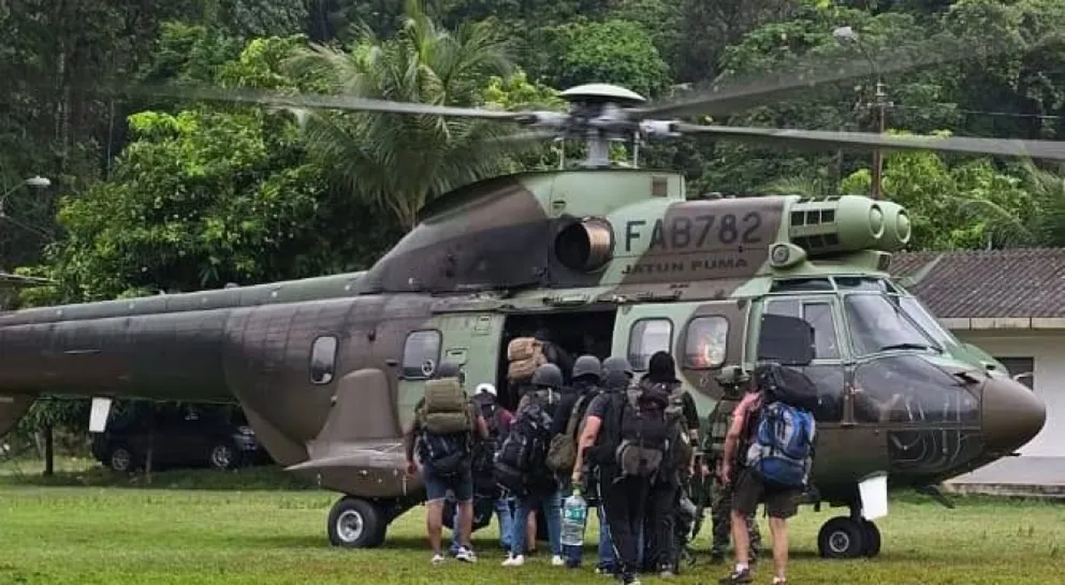 El supuesto grupo de policías que participaron en el presunto atentado contra Evo Morales, salen del cuartel de la Novena División. Foto: RKC. El supuesto grupo de policías que participaron en el presunto atentado contra Evo Morales, salen del cuartel de la Novena División. Foto: RKC.
