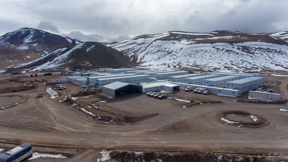 La vieja disputa en La Rioja y San Juan se despertó con el megaproyecto minero de cobre y oro Vicuña, impulsado por BHP y Lundin Mining con una inversión de 18.000 millones de dólares. La vieja disputa en La Rioja y San Juan se despertó con el megaproyecto minero de cobre y oro Vicuña, impulsado por BHP y Lundin Mining con una inversión de 18.000 millones de dólares.