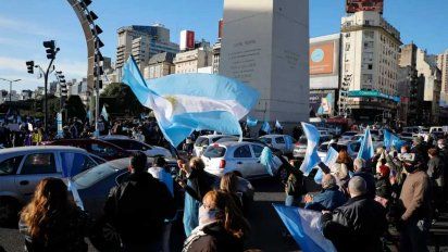 Banderazo y bocinazos: Postales de una jornada de protesta