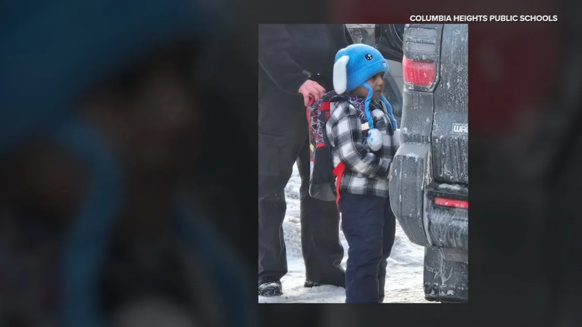 Liam Ramos, de cinco años, detenido por ICE en Columbia Heights, Minnesota, frente a su casa el martes. Fotografía: Cortesía de las Escuelas Públicas de Columbia Heights. Liam Ramos, de cinco años, detenido por ICE en Columbia Heights, Minnesota, frente a su casa el martes. Fotografía: Cortesía de las Escuelas Públicas de Columbia Heights.